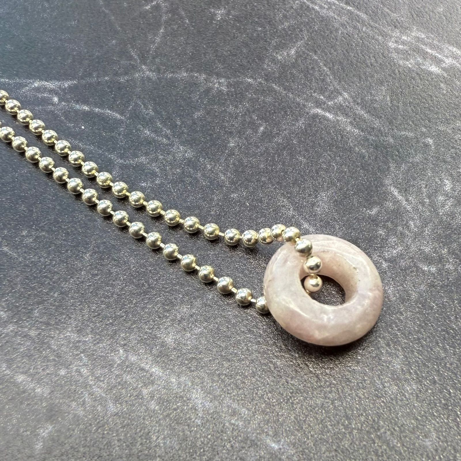 Collar de piedra rodonita